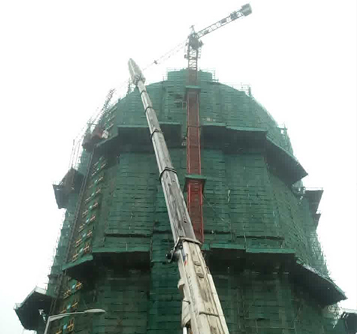 安康吊车在工地上作业